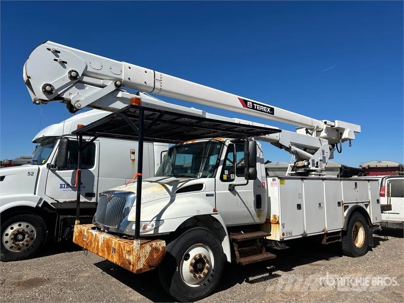 International Terex Telelect Hi-Ranger 5TC-55 55 ft on Internat Teherautóra szerelt emelők és állványok