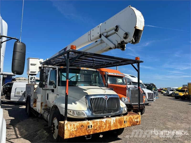 International Terex Telelect Hi-Ranger 5TC-55 55 ft on Internat Teherautóra szerelt emelők és állványok