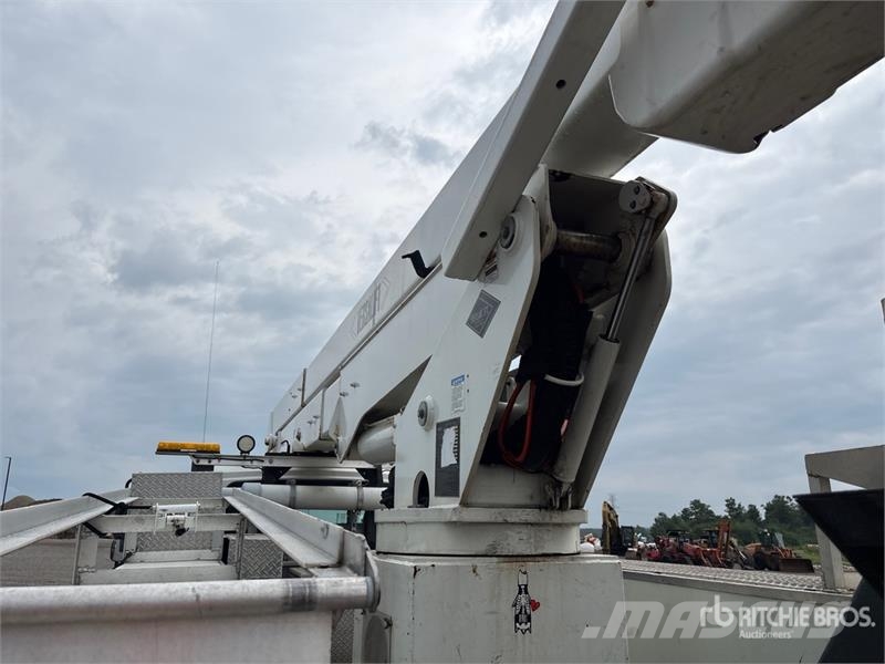 International Versalift on International 4300 4x2 Bucket Truck Bilmontert lift