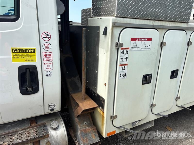 International Versalift on International 4300 4x2 Bucket Truck Bilmontert lift