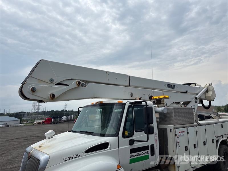 International Versalift on International 4300 4x2 Bucket Truck Bilmontert lift