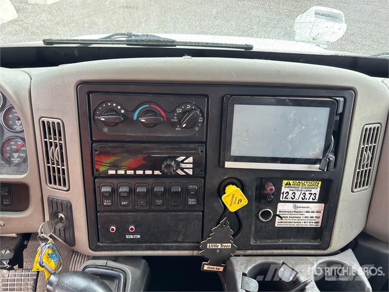 International Versalift on International 4300 4x2 Bucket Truck Bilmontert lift