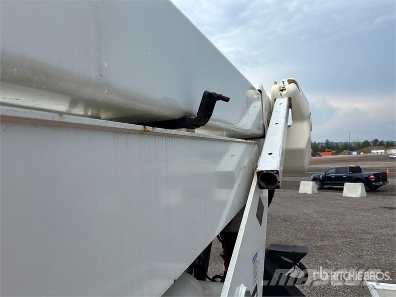 International Versalift on International 4300 4x2 Bucket Truck Bilmontert lift