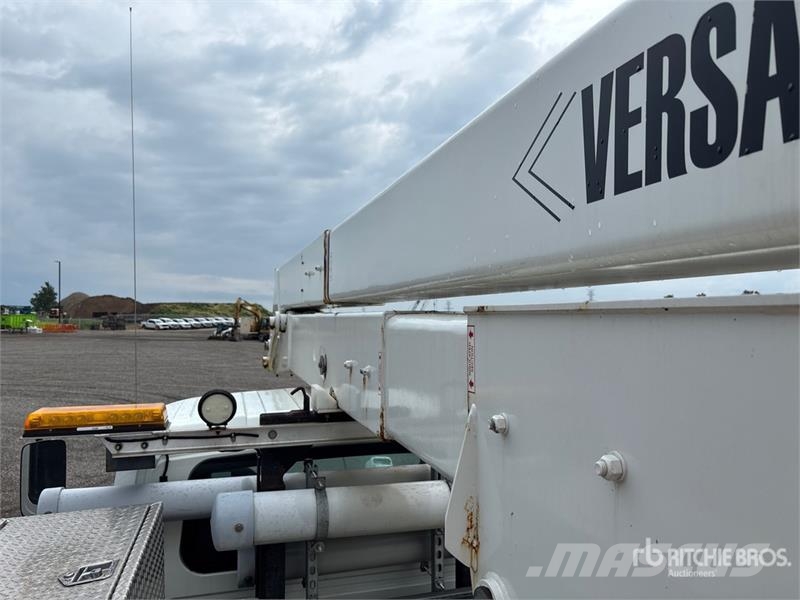 International Versalift on International 4300 4x2 Bucket Truck Bilmontert lift