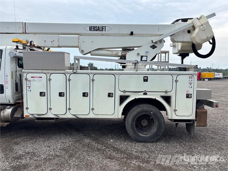 International Versalift on International 4300 4x2 Bucket Truck Bilmontert lift