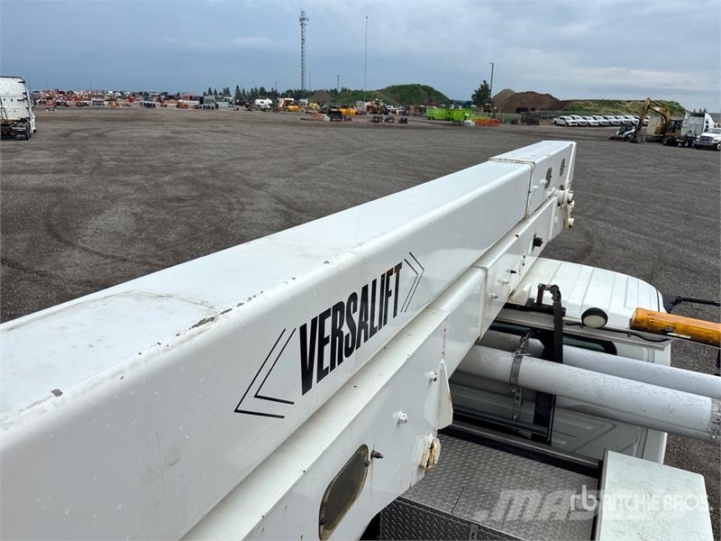 International Versalift on International 4300 4x2 Bucket Truck Bilmontert lift