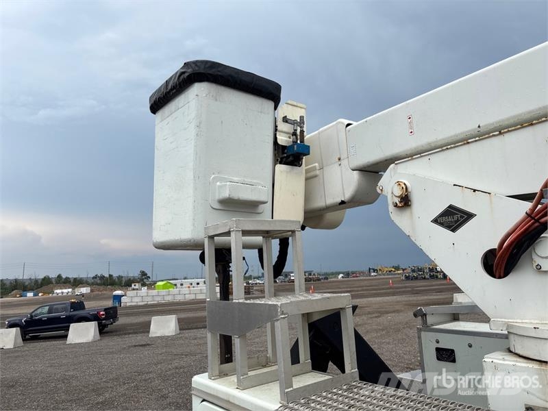 International Versalift on International 4300 4x2 Bucket Truck Bilmontert lift