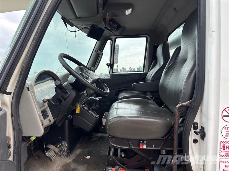 International Versalift on International 4300 4x2 Bucket Truck Bilmontert lift