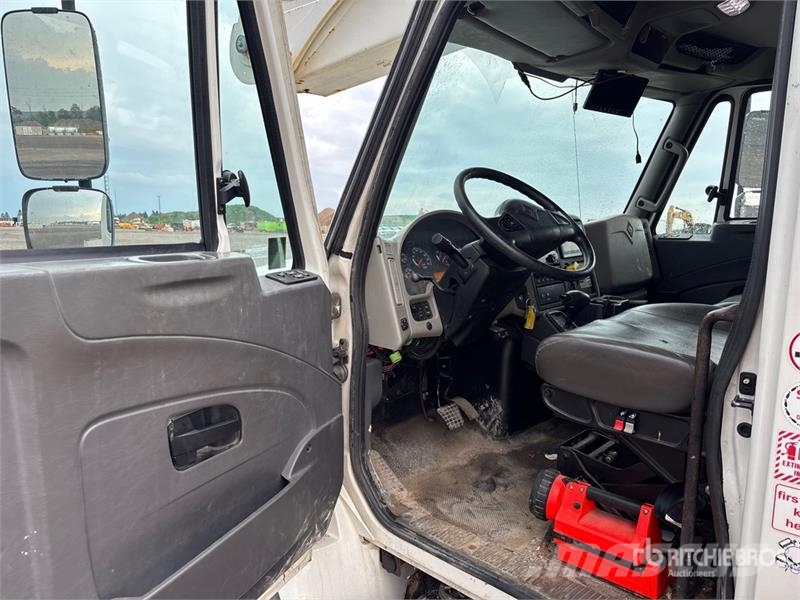 International Versalift on International 4300 4x2 Bucket Truck Bilmontert lift