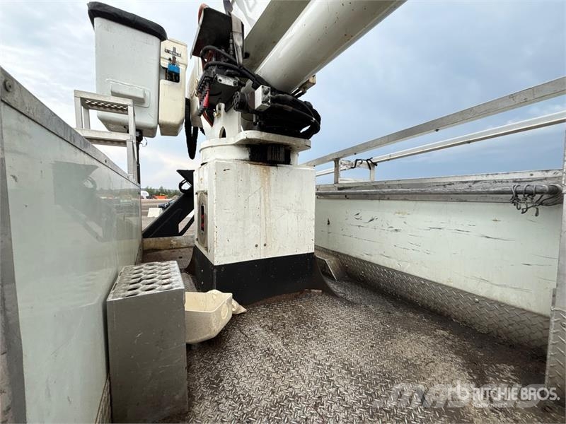 International Versalift on International 4300 4x2 Bucket Truck Bilmontert lift