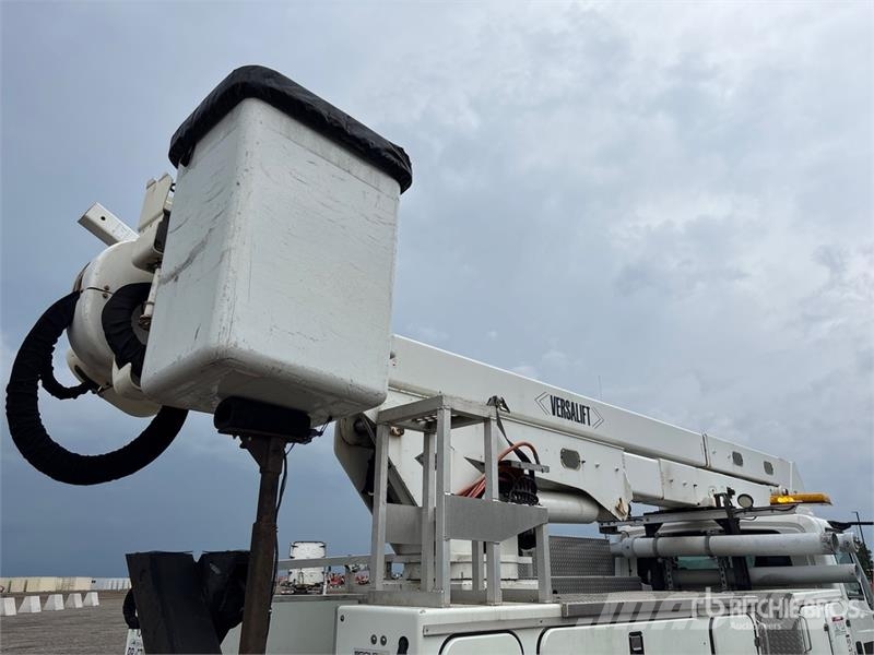 International Versalift on International 4300 4x2 Bucket Truck Bilmontert lift