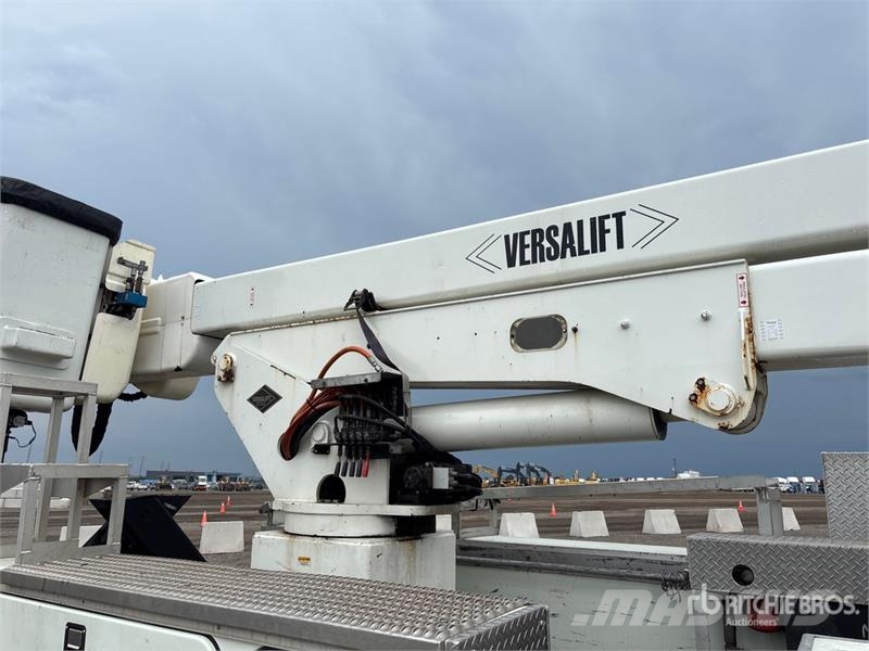 International Versalift on International 4300 4x2 Bucket Truck Bilmontert lift