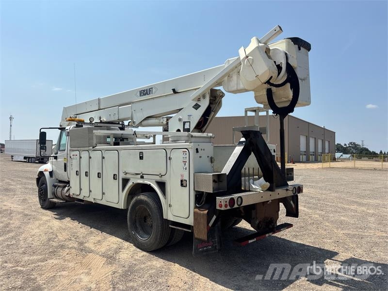 International Versalift on International 4300 4x2 Bucket Truck Bilmontert lift