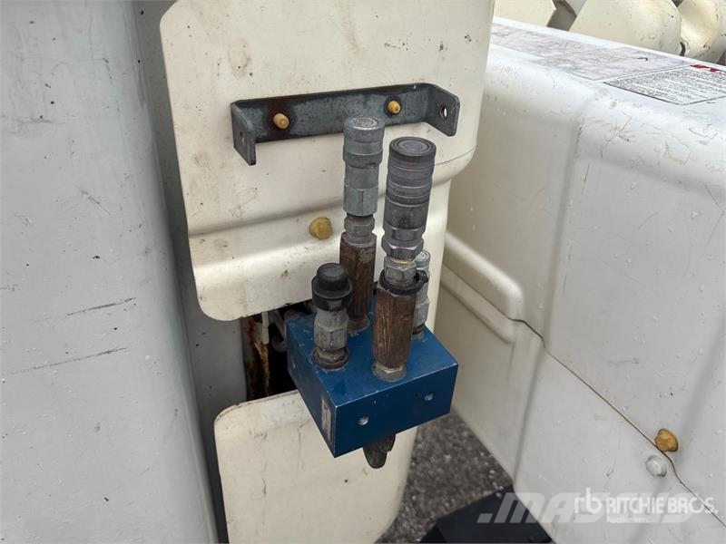 International Versalift on International 4300 4x2 Bucket Truck Bilmontert lift