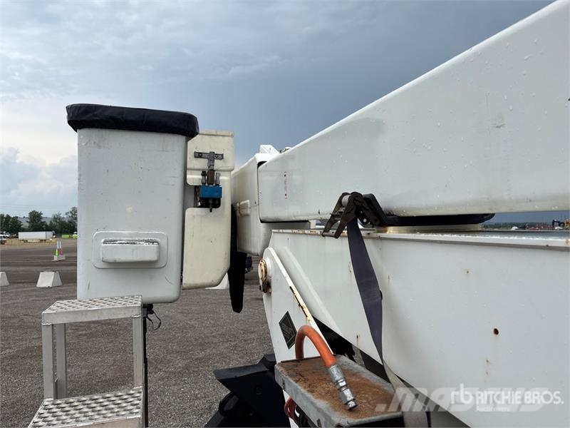 International Versalift on International 4300 4x2 Bucket Truck Bilmontert lift