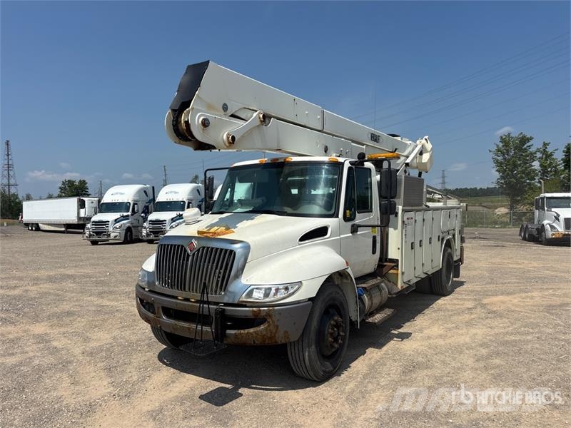 International Versalift on International 4300 4x2 Bucket Truck Bilmontert lift