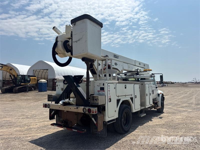 International Versalift on International 4300 4x2 Bucket Truck Bilmontert lift