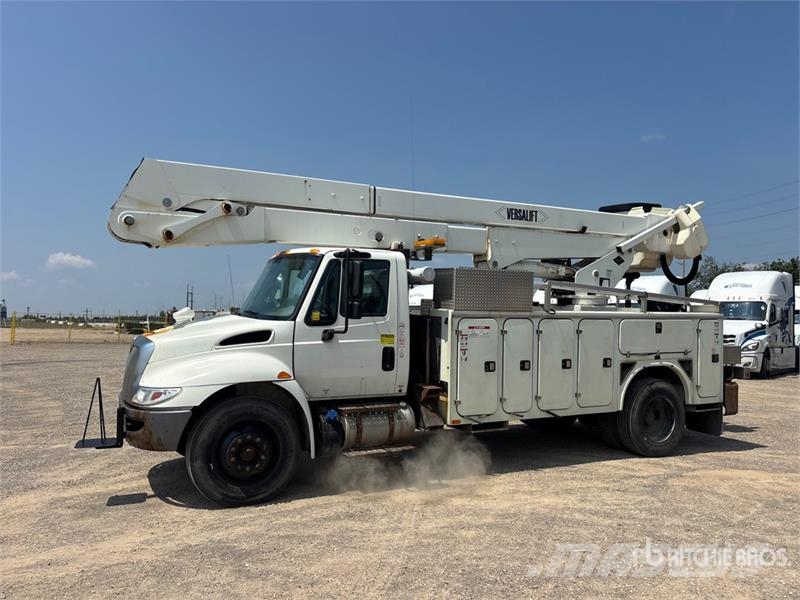 International Versalift on International 4300 4x2 Bucket Truck Bilmontert lift