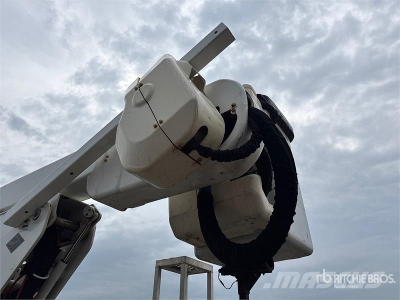 International Versalift on International 4300 4x2 Bucket Truck Bilmontert lift