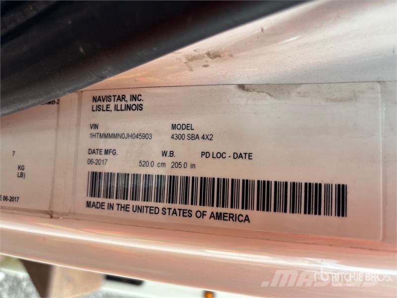International Versalift on International 4300 4x2 Bucket Truck Bilmontert lift
