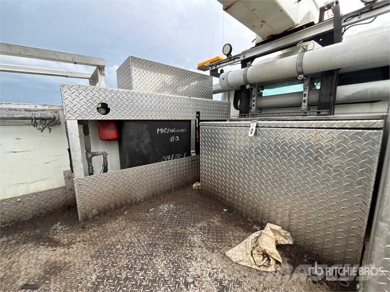 International Versalift on International 4300 4x2 Bucket Truck Bilmontert lift