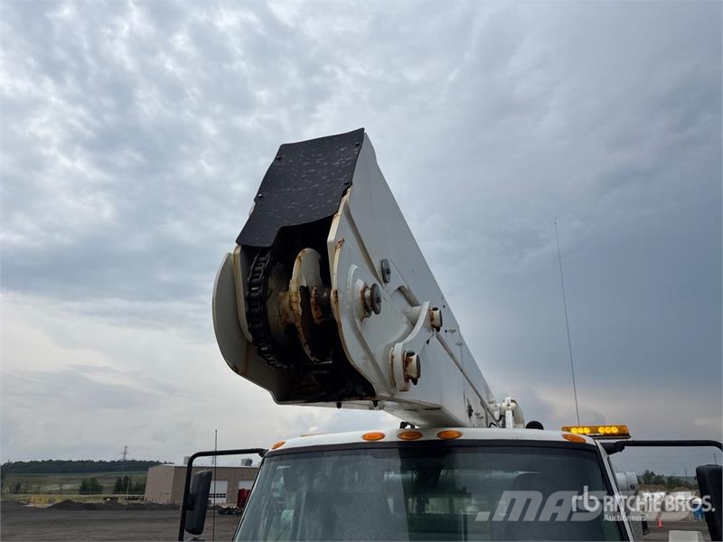 International Versalift on International 4300 4x2 Bucket Truck Bilmontert lift