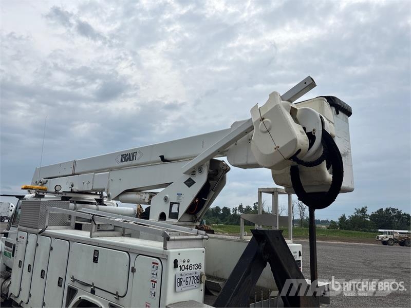 International Versalift on International 4300 4x2 Bucket Truck Bilmontert lift