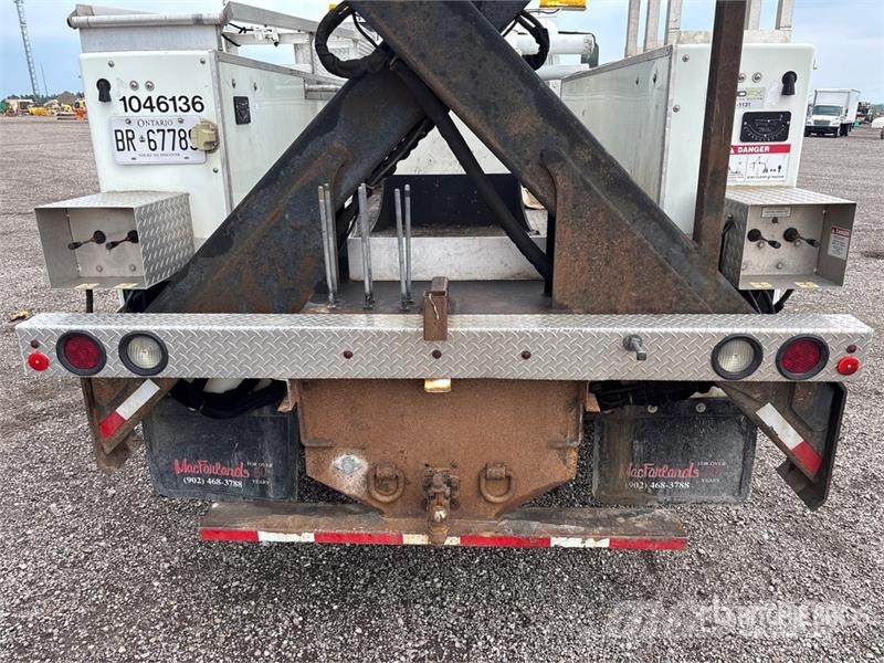 International Versalift on International 4300 4x2 Bucket Truck Bilmontert lift