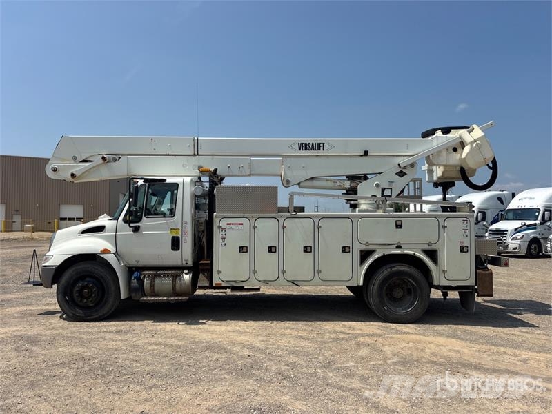 International Versalift on International 4300 4x2 Bucket Truck Bilmontert lift