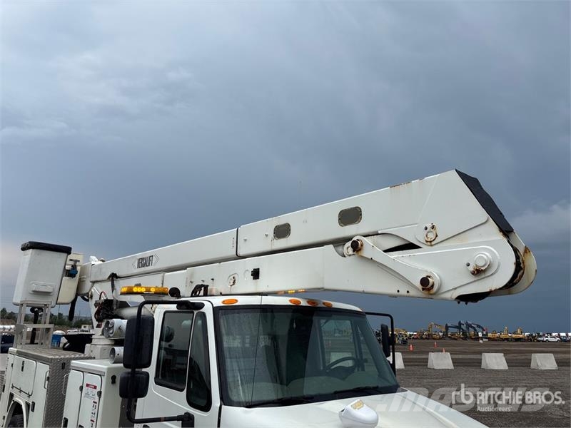 International Versalift on International 4300 4x2 Bucket Truck Bilmontert lift