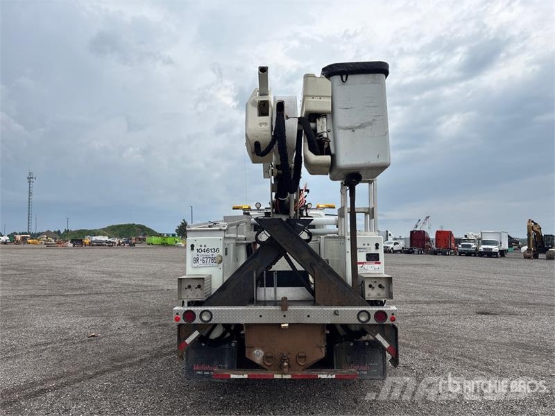 International Versalift on International 4300 4x2 Bucket Truck Bilmontert lift