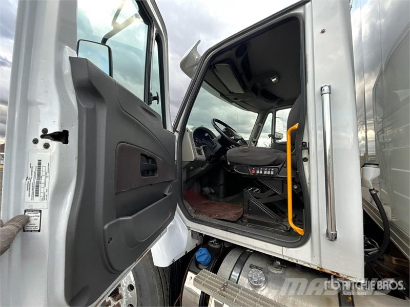 International WorkStar 7400 Bakwagens met gesloten opbouw