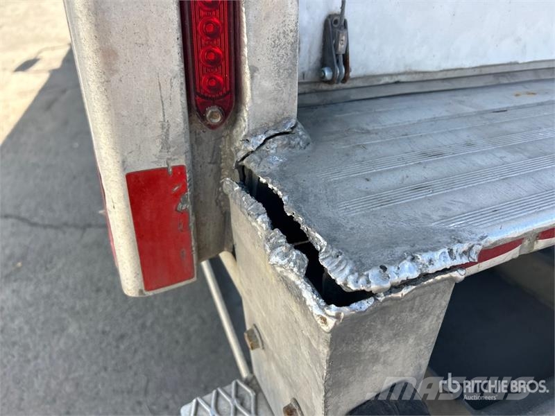 Isuzu NPR Sunkvežimiai su dengtu kėbulu
