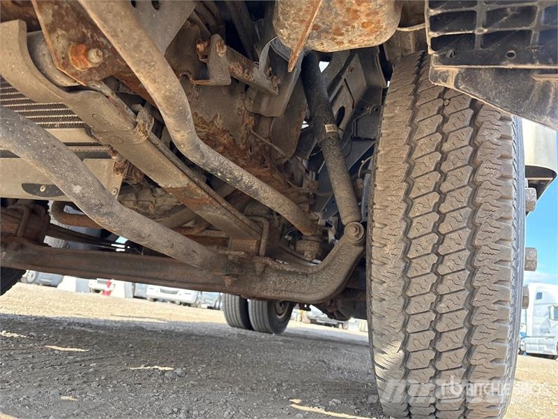 Isuzu NPR Samochody ciężarowe ze skrzynią zamkniętą