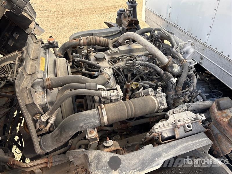 Isuzu NPR Samochody ciężarowe ze skrzynią zamkniętą
