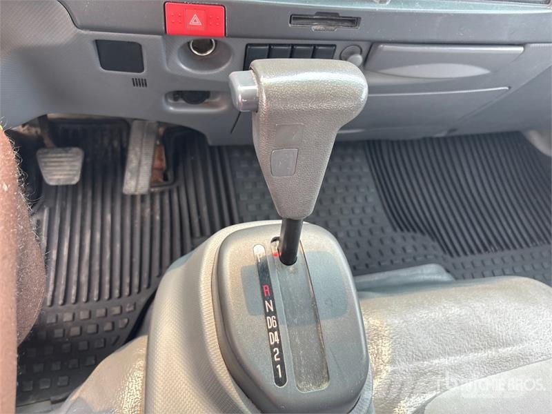 Isuzu NPR Camiões de caixa fechada