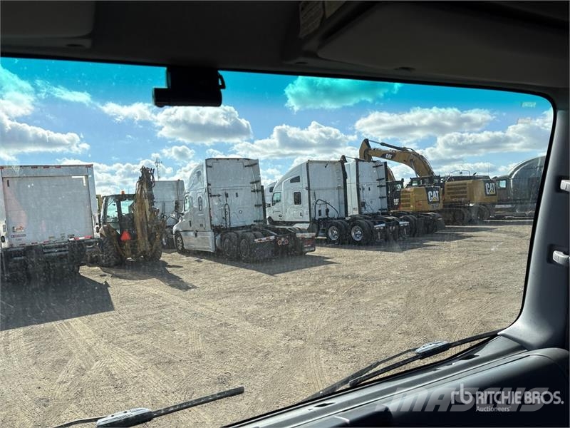 Isuzu NPR Samochody ciężarowe ze skrzynią zamkniętą