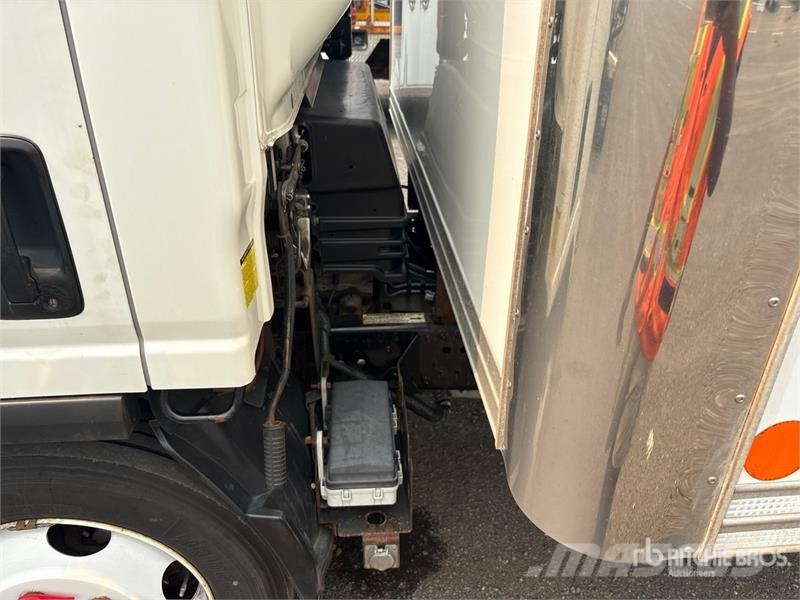 Isuzu NPR Camiões de caixa fechada
