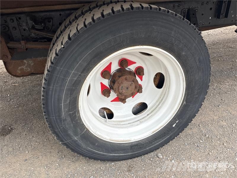Isuzu NPR Camiões de caixa fechada
