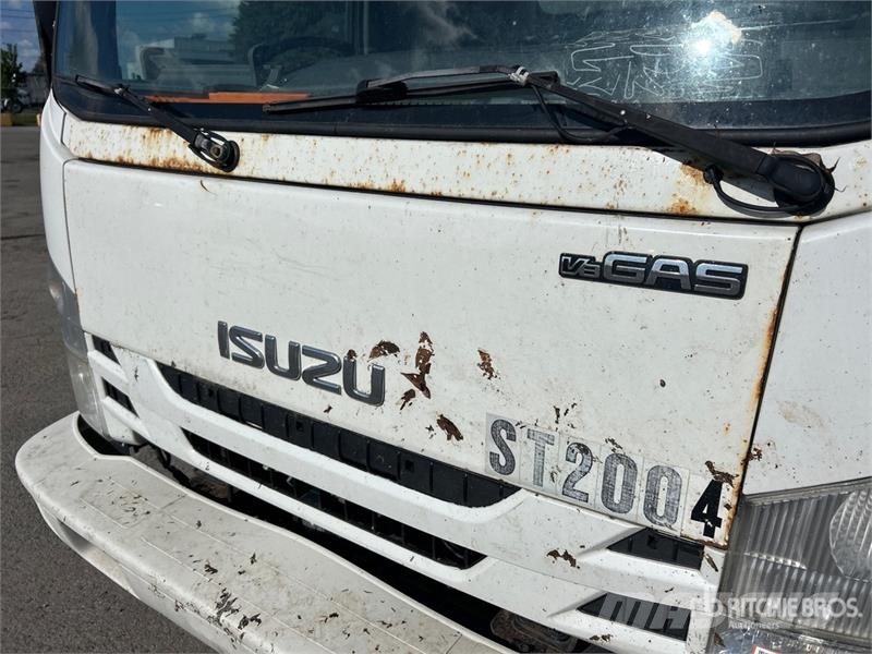 Isuzu NPR Sunkvežimiai su dengtu kėbulu