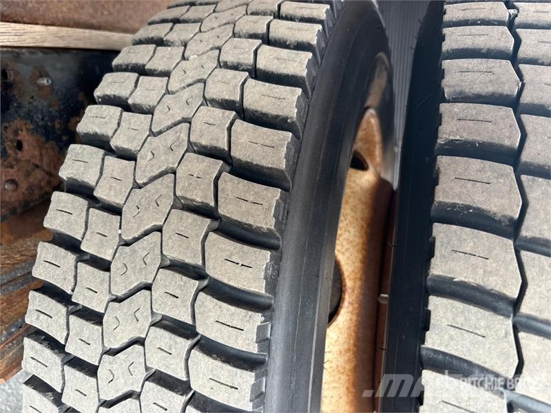 Isuzu NPR Camiões de caixa fechada