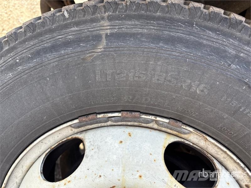 Isuzu NPR Samochody ciężarowe ze skrzynią zamkniętą