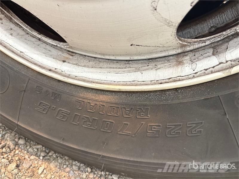 Isuzu NPR Camiões de caixa fechada
