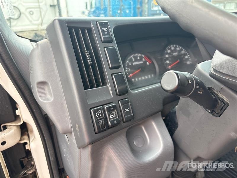 Isuzu NPR Camiões de caixa fechada