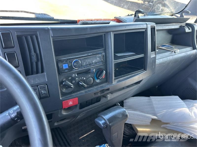 Isuzu NPR Sunkvežimiai su dengtu kėbulu