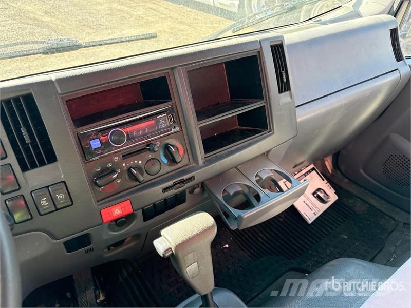 Isuzu NPR Sanduk kamioni