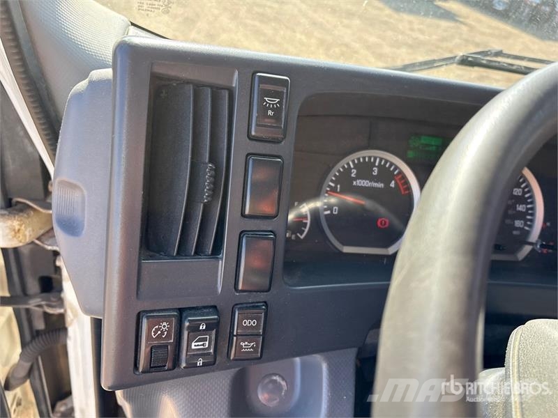 Isuzu NPR Samochody ciężarowe ze skrzynią zamkniętą