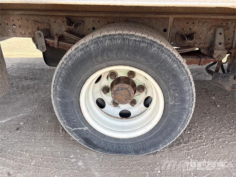Isuzu NPR Samochody ciężarowe ze skrzynią zamkniętą