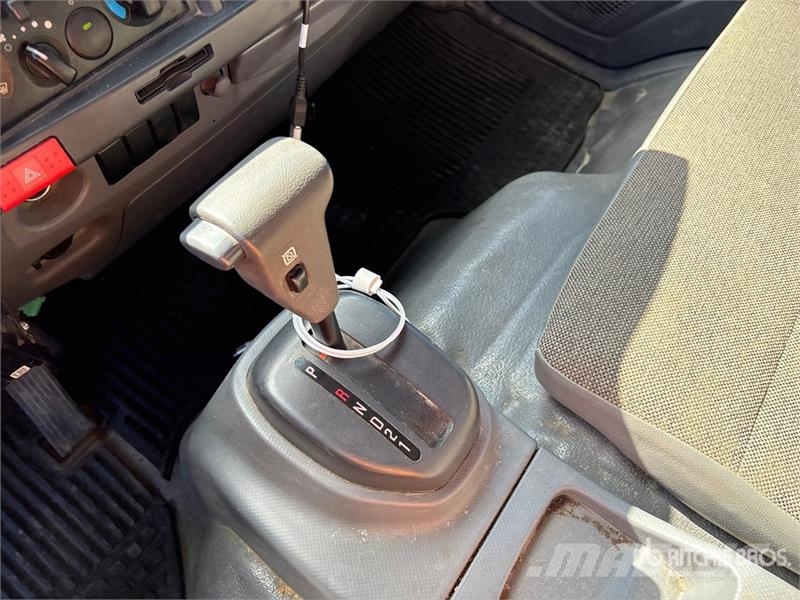Isuzu NPR Samochody ciężarowe ze skrzynią zamkniętą