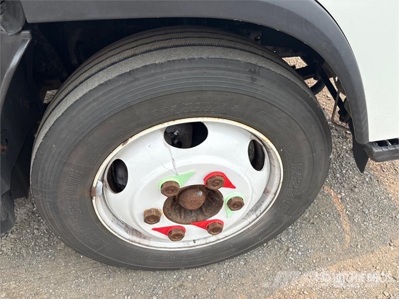 Isuzu NPR Camiões de caixa fechada